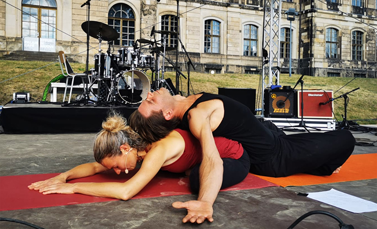 Partneryoga Partner Yoga Bodywork Yoga zu zweit Nitya sonnemond yoga golden yoga Dresden Workshop