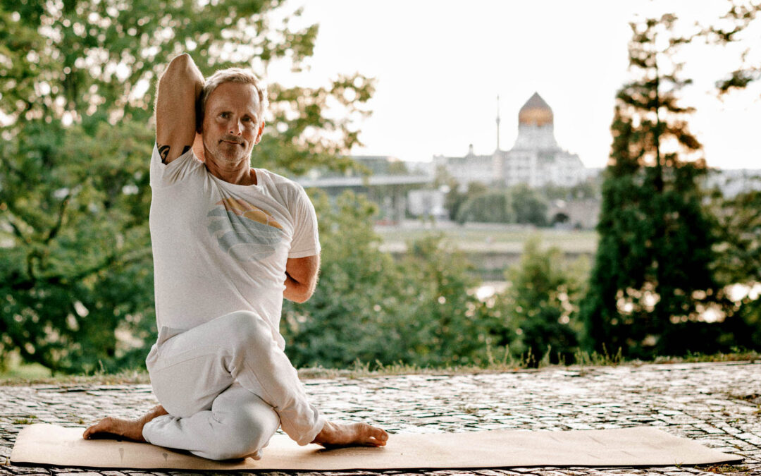 Yoga & Klang spezial: Best of 2023 – Masterclass mit Ramadhuta & Musik von Axel Kabbe